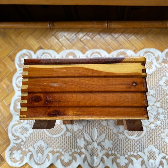 Beautiful vintage carved cedar box w/latch - Picture 5 of 13